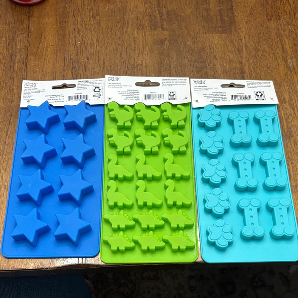 NWT Silicone candy/chocolate/gummy Mold Set - Stars, Dinosaurs, Dog themed!